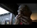 opa aart speelt mondharmonica