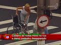 Cadeira de rodas trava na rua Cadeira de rodas trava na rua