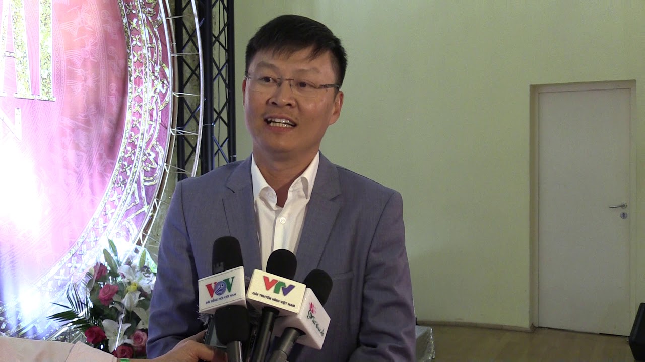 PHÓ ĐẠI SỨ PHÁT BIỂU SAU THÀNH CÔNG CUỘC HỌP BÁO "ÁO DÀI PHU NHÂN CHÂU ÂU"