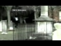 Fantôme d'un enfant dans un cimetière Default