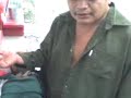 El gallo dando una limpia a un muertito. El gallo dando una limpia a un muertito.