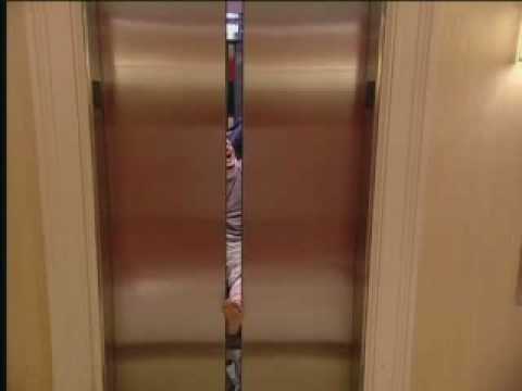 Un hombre en silla de ruedas usando un elevador - Bromas