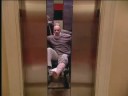 Un hombre en silla de ruedas usando un elevador - Bromas