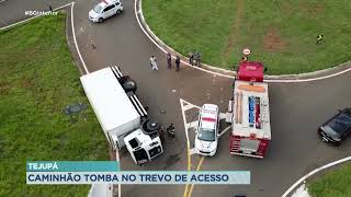 Tejupá: caminhão tomba no trevo de acesso
