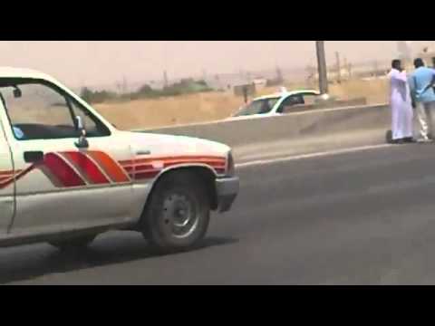 سعودي يقوم بتصوير حادث ثم يصدم سيارته!