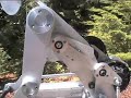 自転車を漕ぐロボットの動画のサムネイル