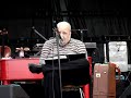 Freddie Wadling performing a Radiohead track.