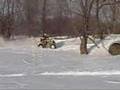 men va jouer dans neige en 4 roues
