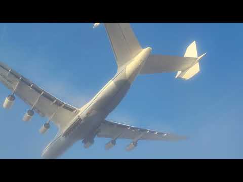 Niesamowity efekt przecięcia mgły przy lądowaniu Antonowa w Jasionce