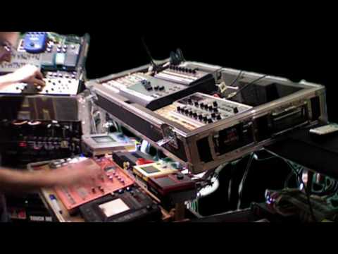 big beat - STEREO: http://www.youtube.com/watch?v=Hg0uuYuK9bI&fmt=22 MP3: http://muzik4machines.com/muzik/4/machines/Muzik%204%20Machines/Live%202009/30%20-%20Analog%20...
