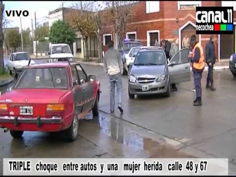 TRIPLE choque entre autos y una mujer herida calle 48 y 67