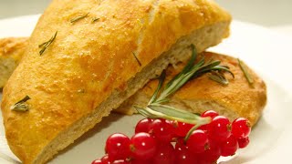 Focaccia Brot - italienisches Fladenbrot mit Olivenöl und Rosmarin