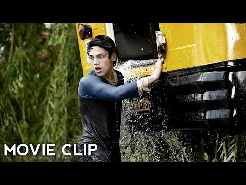 Superman Save Bus Scene | Man Of Steel ( 2013 ) Movie Clips Tamil