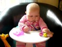 Amy dans son Bumbo avec un plateau