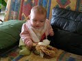 Emmy s'assoie toute seule