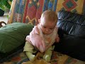 Emmy s'assoie toute seule