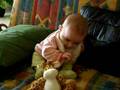 Emmy s'assoie toute seule