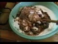 Voici ma recette de mousse au chocolat fondant :Ingrédients pour 8 personnes :400 gr.de chocolat fondant7 oeufs ( 6 oeufs entiers + 1 blanc)400 gr. de crème fraîche liquide allégée1 pincée de selProcéder :Cassez le chocolat en petit morceau et mettez-le dans une petite casserole avec la crème fraîche. Posez la casserole au bain marie et laissez fondre le chocolatCassez les oeufs en séparant les blancs des jaunes.Gardez les jaunes dans leurs demi coquilles et mettez les blancs dans un saladier, poudrez les avec une pincée de sellorsque le chocolat est fondu, retirez la casserole du bain-marie et ajoutez au chocolat les jaunes d'oeufs, un a un, sans cesser de mélangerBattez les blancs en neigeVersez le chocolat sur les blancs, doucement, et mélangez délicatementMettez cette préparations dans des tasses ou verres et mettez les au frigo pendant plusieurs heures, au moins 5 ou 6 heures.Dégustez!Bon appétit!!!Pour l'avoir fait plusieurs fois, je peux vous assurez que c'est un délice, et les fous de chocolat seront ravis!!!