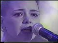 Malu Aires e Marcus Viana ( Sagrado Coração da Terra ) no Domingão do Faustão , cantando o tema de abertura da novela O Clone.