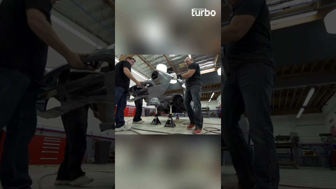 Equipe ajusta carroceria do Sunbeam Tiger na oficina do Supercarros