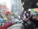 G8サミット、連行されるトラック運転手