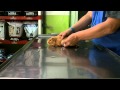 Aplicando anestésico en un cuyo (cobayo)