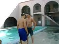 una pelea enla piscina raidel y matias a lo pato!!!