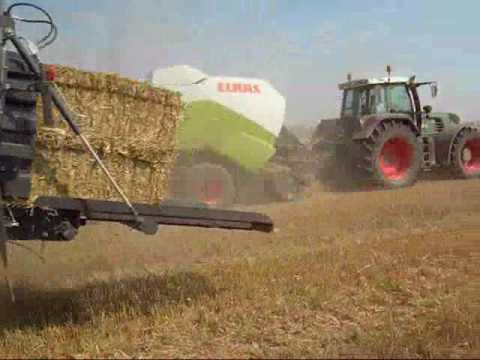 quadrant - La Sprl Pessleux vous présente quelques une de ses différentes activitées. Ici le pressage de paille avec 2 presse Class Quadrant 3400.