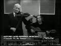 cuando tu no estas
de gardel y le pera.

solo,
en la ruta de mi destino.
sin el amparo de tu mirar
soy como el ave que en el camino
rompi� las cuerdas de su cantar.

cuando no est�s la flor no perfuma.
si tu te vas me envuelve la bruma.
el 