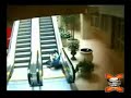 Old Man Falls Up Escalator�Videou