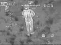 Soldado em um momento delicado no campo de batalha Soldado em um momento delicado no campo de batalha
