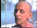 Sw Chidananda sings before Ma Anandamayi