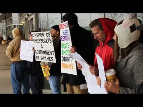 Jóvenes protestaron contra los escáneres corporales en un aeropuerto