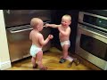Acalorada discusión de bebés por ver quién hace la cena ;-D http://www.youtube.com/watch?v=HqEnI4lK3o4
