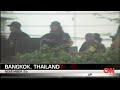 manifestanti antigovernativi sparano tra la folla a bangkok

bangkok (25 novembre) - spari sui manifestanti filogovernativi da parte di quelli contro il governo a bangkok diove � stato assediato l'aeroporto internazionale. 

anti-government protesters shoot at government supporters on a highway in bangkok.