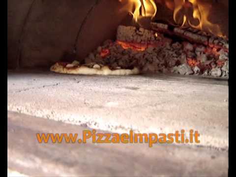 FORNO A LEGNA - La cottura di una pizza in un forno a legna casalingo, dal primo secondo all'ultimo con http://www.pizzaeimpasti.it . Si possono vedere la presa e l'appoggio...