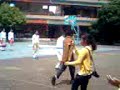 pemimpin upacara memasuki lapangan upacara