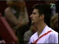 Nole pogadja devojku pored terena