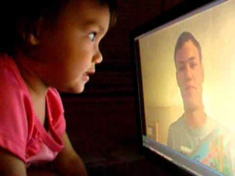 Una bimba comunica con il suo papà attraverso un video Una bimba comunica con il suo papà attraverso un video