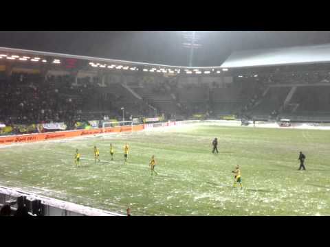 Sneeuwballen gevecht tussen ADO Spelers en Supporters (18-12-2010) HD.MOV