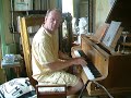 h�r sitter den eminente pianisten, trombonisten och s�ngaren ulf johansson werre i mitt vardagsrum och leker lite p� flygeln...hjalmar lyssnar febrilt!