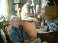 h�r sitter den eminente pianisten, trombonisten och s�ngaren ulf johansson werre i mitt vardagsrum och leker lite p� flygeln...hjalmar lyssnar febrilt!