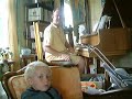 h�r sitter den eminente pianisten, trombonisten och s�ngaren ulf johansson werre i mitt vardagsrum och leker lite p� flygeln...hjalmar lyssnar febrilt!