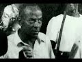 mestre bimba. a capoeira iluminada (music: mestre acordeon - brincadeira tem hora)

quilombola mandigueiro jogador de capoeira
mestre bimba era o rei, da pituba a ribeira
quilombola mandigueiro jogador de capoeira
jogava duro e manhoso, nossa arte verdadeira

brincadeira tem hora
joga com garra e mandinga
esse jogo � tinhoso n�o � angola
� capoeira de bimba

hoje em dia me espanto
com tanto papo furado
se dizer que capoeira
� somente brincadeira
esquecendo a sua historia
o seu passado de gl�ria
como luta verdadeira

capoeira � uma arte
do africano de valor
que usava a cabe�ada
p'ra se livrar do feitor

oi, sim, sim, sim. oi n�o, n�o, n�o
oi, sim, sim, sim. oi n�o, n�o, n�o