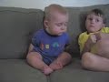Videos Bébé : Un bou de chou ne résiste pas au sommeil