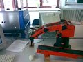 En un rato libre que nos quedó intentamos construir una cadena con tres robots. El problema era que la cinta no funcionaba bien y cambiaba la posición del cubo de una ejecución a otra. Prácticas de la asignatura Robótica Industrial de la Escuela Técnica Superior de Ingenierías Informática y de Telecomunicaciones de la Universidad de Granada