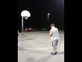 videos de Wrestler shooting hoops