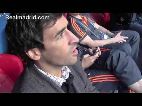BEHIND THE SCENES: Raúl, Mijatović, Hierro & Gento with the team BEHIND THE SCENES: Raúl, Mijatović, Hierro & Gento with the team