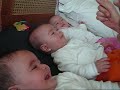 Trigêmeas rindo na cama [Triplets playing in the bed]