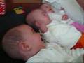 Trigêmeas rindo na cama [Triplets playing in the bed]